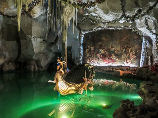 Помимо дворца и прекрасного парка, у Линдерхофа есть еще одна достопримечательность - искусственная пещера с озером, после которой сам король любил плавать среди звуков музыки Вагнера