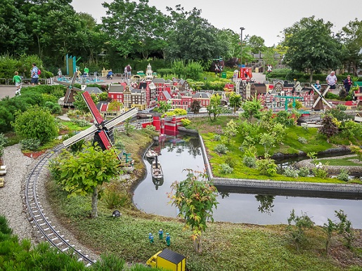 В парке вы можете увидеть Miniland - миниатюрный мир, построенный из кирпичей Lego