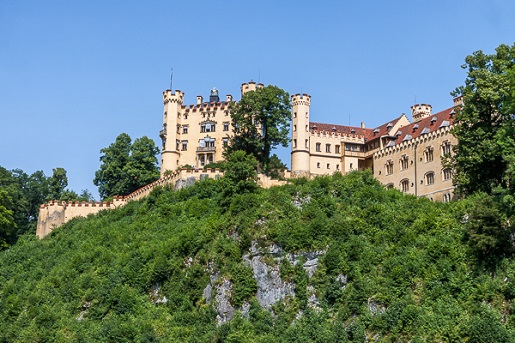 Это замок, построенный в 19 веке его родителями на руинах крепости 12 века