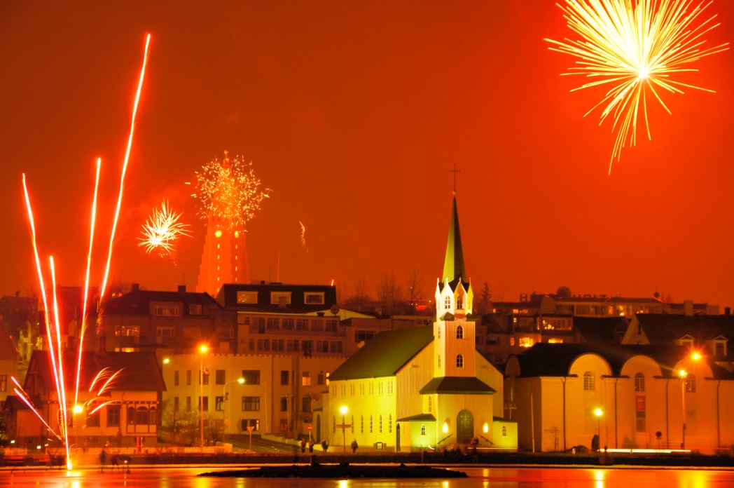 Жители части Европы, в том числе Великобритании, Португалии, Исландии (на фото) и двадцати четырех других стран, загадывают новогодние пожелания ровно на час позже, чем поляки
