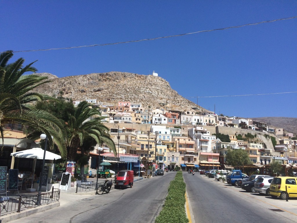 Главная улица в Калимносе   На самой вершине горы находится очень живописная греческая церковь