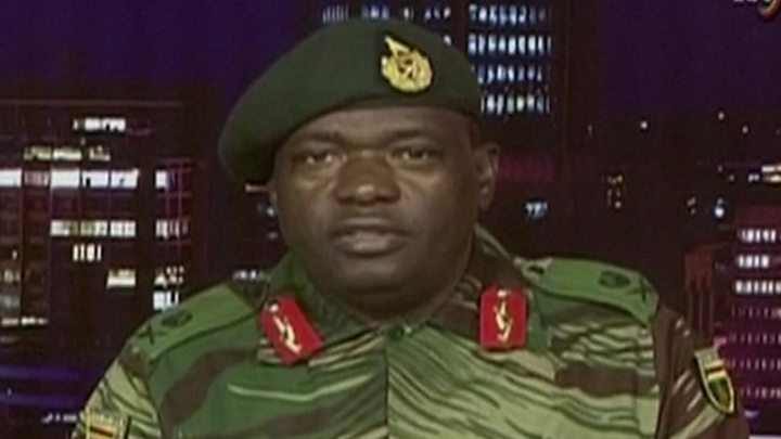 Затем генерал-майор Сибусисо Мойо зачитал заявление по национальному телевидению, убедив нацию, что президент Мугабе и его семья в безопасности