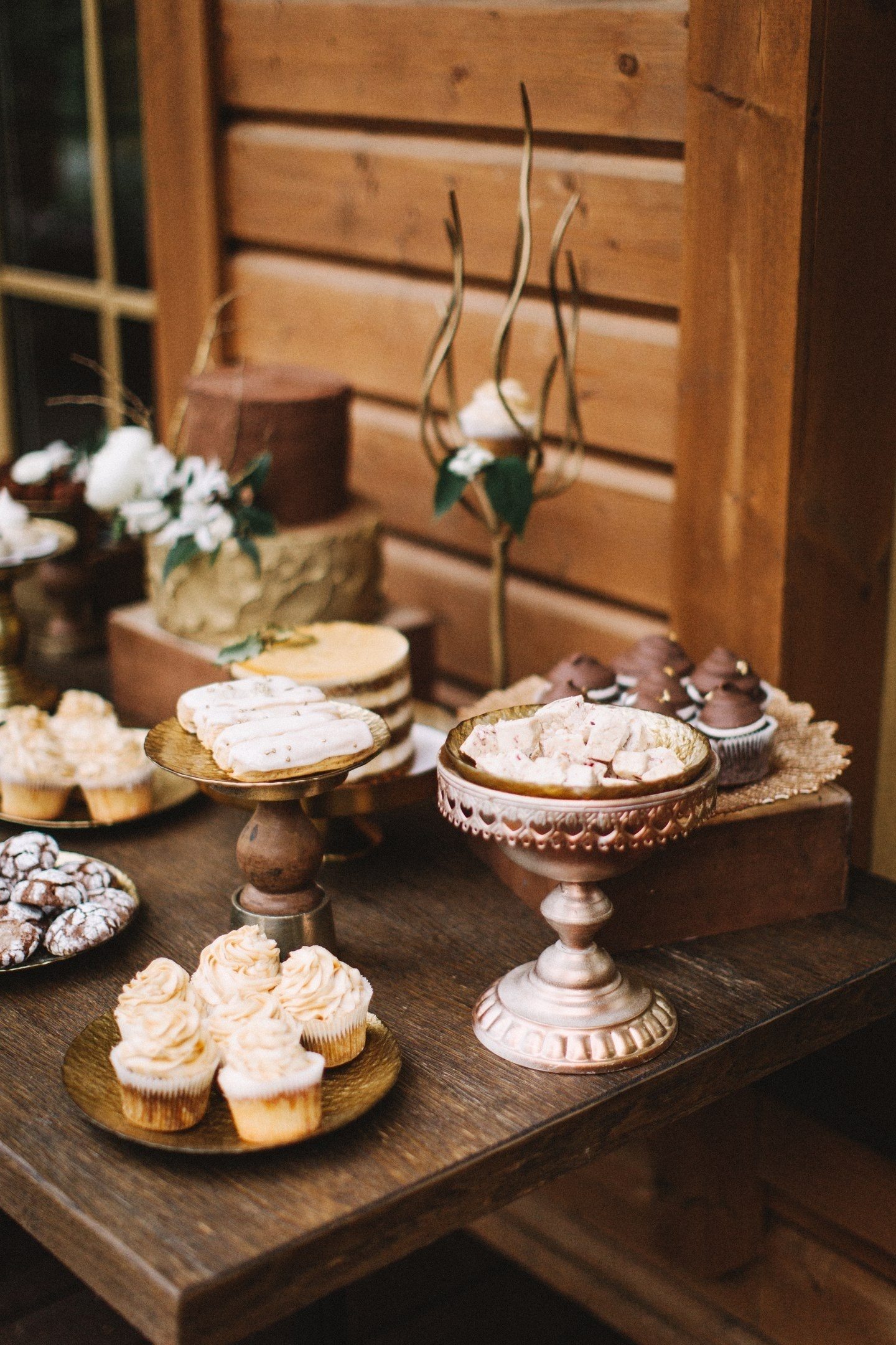 Сломљени чоколадни штапићи, тартуфи, моцха прозрачни десерти, украшени зрнима кафе и ажурним колачима са шлагом у свадбеном стилу изгледају сјајно у друштву старих кутија и украшених штандова