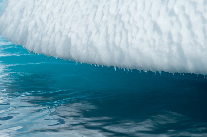 Середня товщина шару льоду - 2 500-2 800 м, що досягає максимального значення в деяких районах Східної Антарктиди - до 5 кілометрів