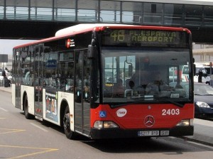 До аеропорту можна дістатися і на звичайному міському автобусі - до обох терміналів ходить маршрут №46