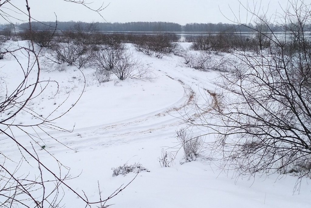 Крім цього в «меню» на трасі чимало підступних відрізків з перепадами висот, несподівані «шпильки» і гальмування, за якими можуть слідувати невеликі яри і навіть Дніпро