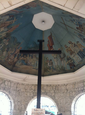 Вважається, що справжній хрест, який був привезений європейцями, знаходиться всередині хреста, який ми можемо бачити