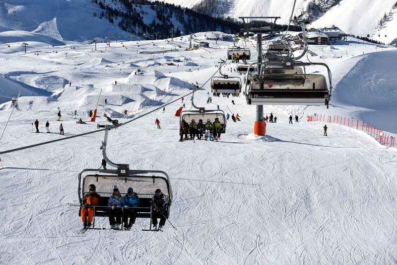 45 підйомників доставляють гостей курорту з селища в центр величезної лижної арени, а гірськолижні траси тягнуться аж до швейцарського курорту Самнаун (Samnaun)