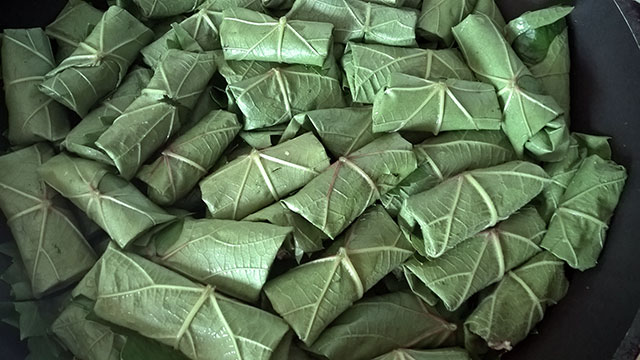 Кульочки з фаршем, загорнутим у виноградне листя, укладаю в вок або іншу глибоку сковорідку