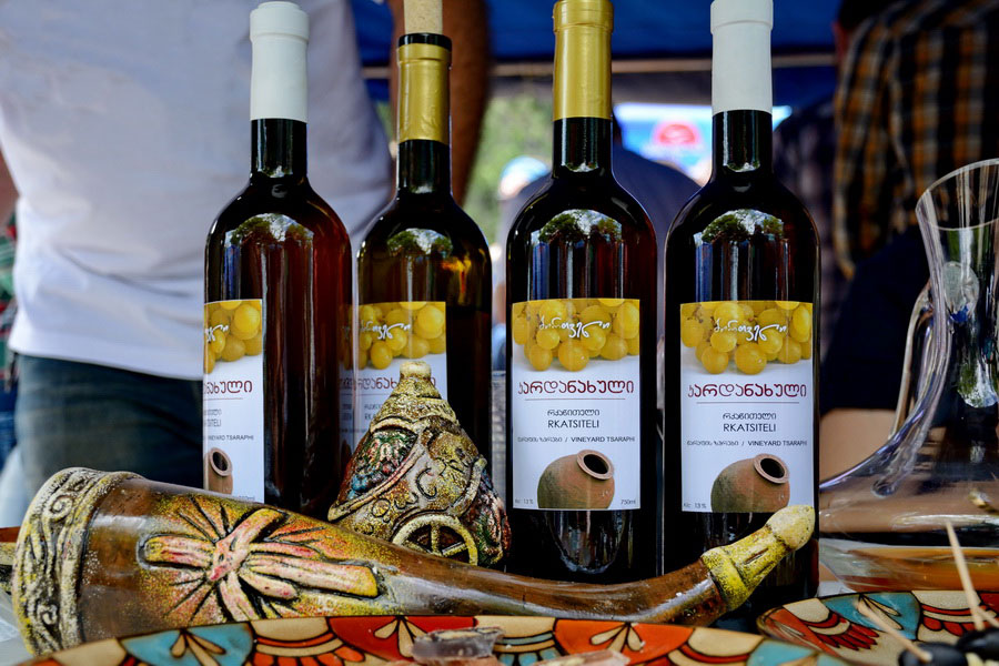 Грузинське вино - словосполучення, яке звучить як бренд, тому що вино в Грузії і є бренд