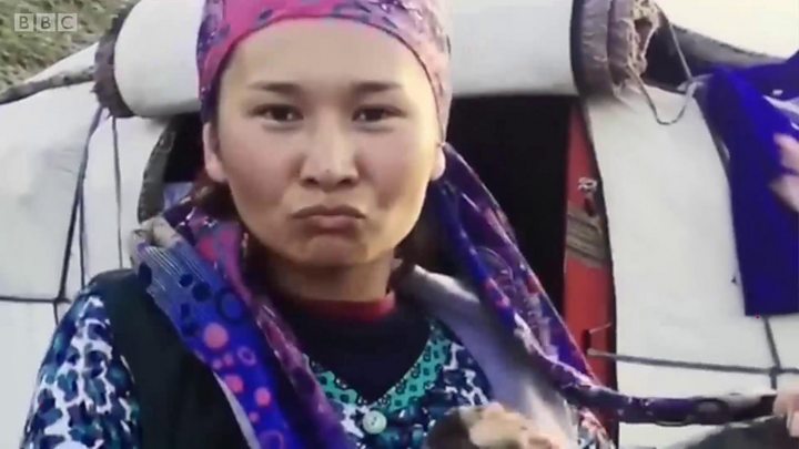 Музичний кліп молодої Киргизькі, в якому вона з'являється в піджаку, накинутому на мереживне нижню білизну, сколихнув в соцмережах дискусії про право киргизьких жінок на самовираження