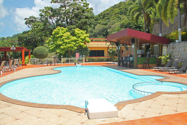 Вибірка 5 кращих готелів Карон Біч в Таїланді:   Високі відгуки відвідувачів   Розташування на пляжі Карон   Доступні ціни   Співвідношення ціна якість   Недорогі готелі Карон Біч: Manohra Cozy Resort   До пляжу можна дійти всього за 12 хвилин