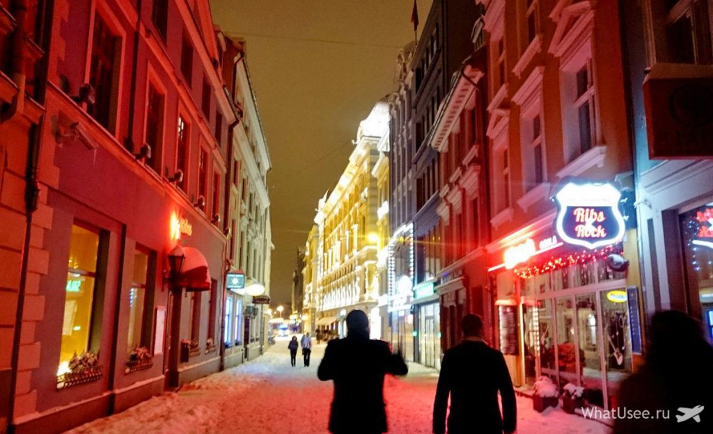 Вночі побродили по заваленим снігом вулицях Риги, поїли пельменів в кафе