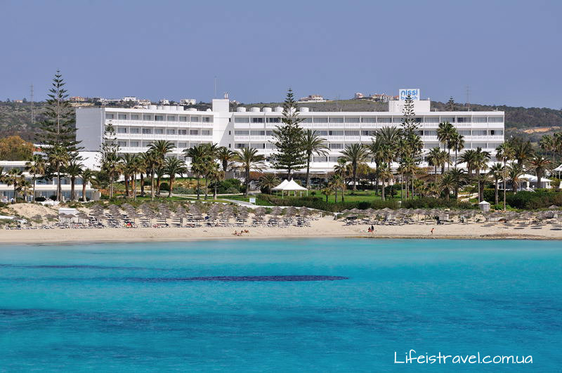 Фактично всю територію безпосередньо перед пляжем займає великий готель   Nissi Beach Resort