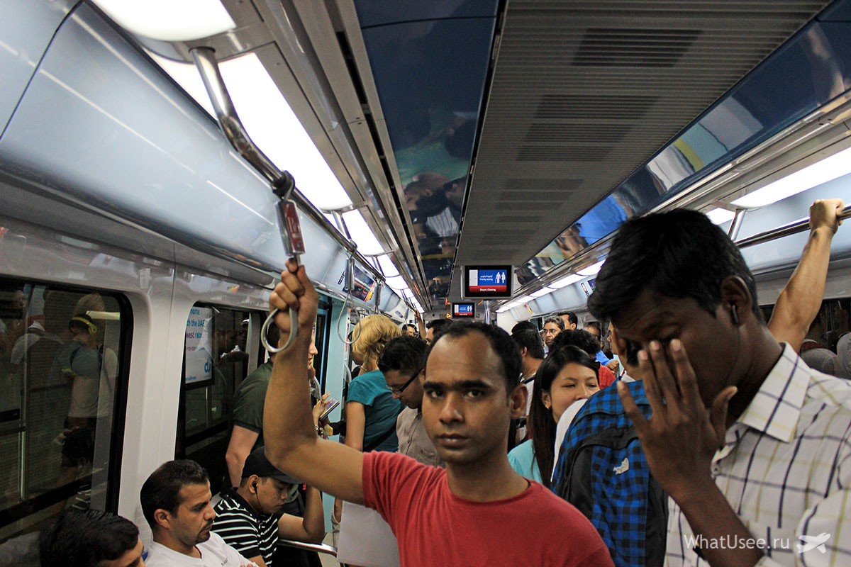 На фото ми в звичайному вагоні метро Дубая: