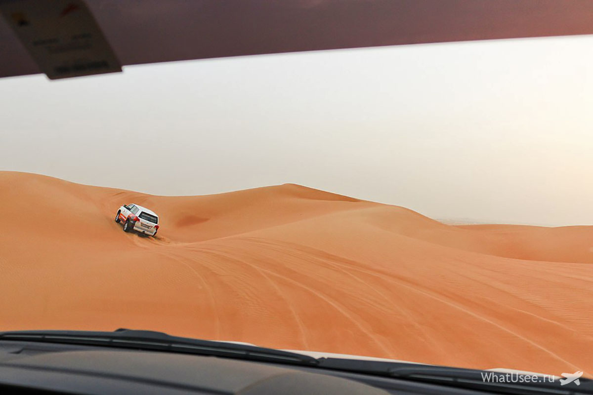 Повнопривідні джипи Toyota Land Cruiser ганяються один за одним по піщаних дюнах