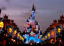 Початок парку Діснейленду Парижа (Disneyland Paris) виглядає так само, як у Флориді, Лос Анджелесі і Токіо