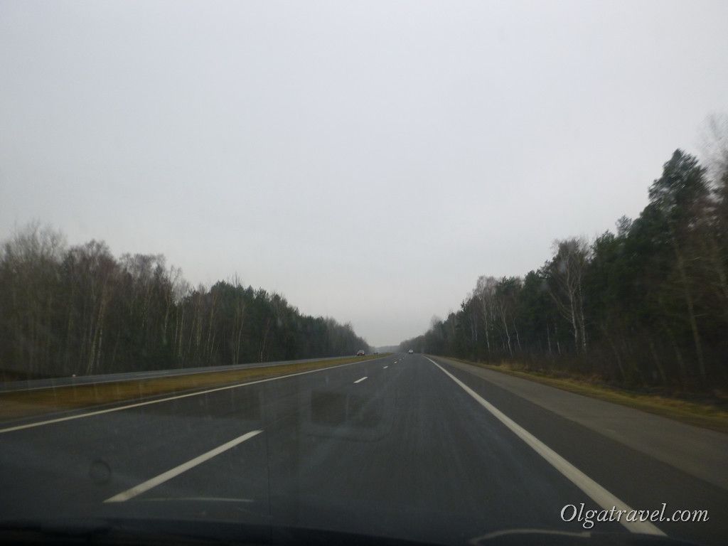 Звичайно, дороги по Білорусії відмінні, майже всюди по трасі Мінськ - Брест дозволена швидкість 120 км / год, населених пунктів майже немає, тільки біля самого Мінська і на під'їзді до Бресту