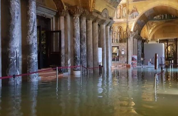 Вода також проникла в баптистерій і одну з каплиць