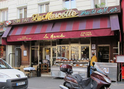 Франція і   Париж   зокрема в усі часи славився своєю вишуканою кухнею, проте найбільшу кількість шикарних ресторанів,   кафе   і винних барів розташовуються в столичному районі Монмартр