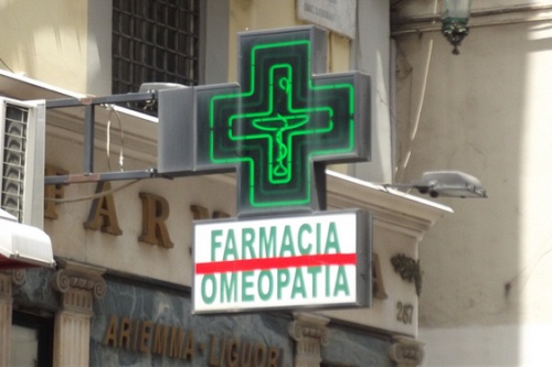 Аптечка, що займає зовсім небагато місця в багажі, позбавить вас від необхідності пояснюватися з аптекарями в чужій країні, а також дозволить значно заощадити - ліки в Італії досить дороги