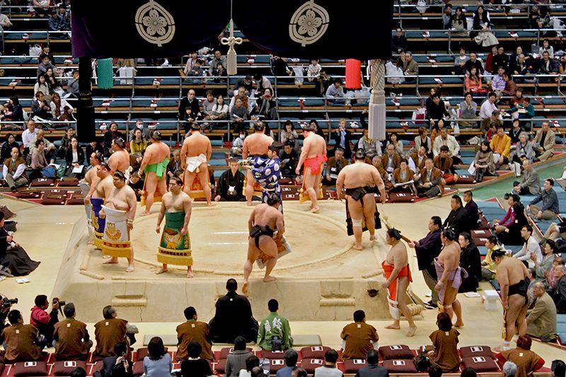Ритуал виходу на ринг сумоїстів вищої ліги в декоративному поясі кесьо-маваси (Осака, 2014 року)