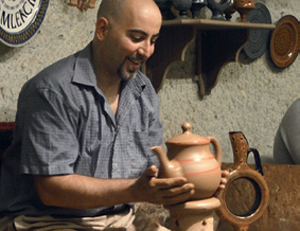 Керамісти в Аваносі творять чудеса: чайник робиться менше хвилини
