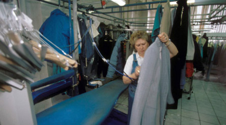 Скорочення обсягів виробництва в сфері послуг пралень і хімчисток за останній час в Росії склало близько 30%, - такі дані привели в Асоціації підприємств хімічної чистки і пралень (АХП)   Робота хімчистки