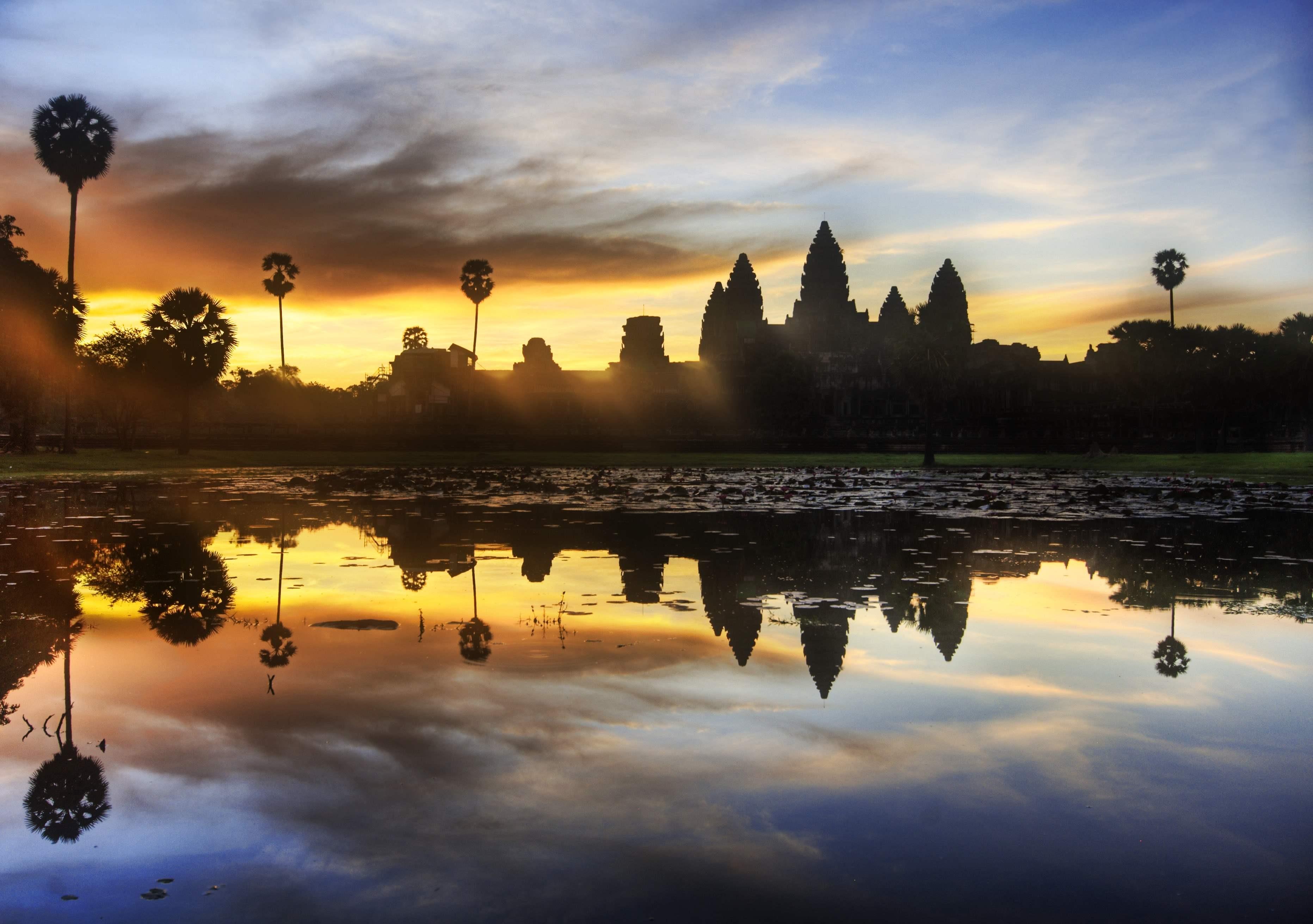 Камбоджа, також відома як Кампучія (країна, яка існувала з 1975 по 1979 рік, в той час камбоджійський народ називали червоні кхмери, розташована в Південно-Східній Азії, межує з Лаосом, В'єтнамом, і Таїландом)