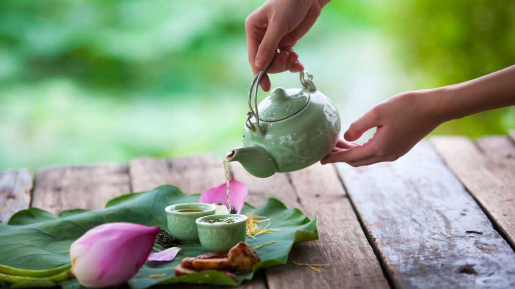 Як сказав в середні століття один в'єтнамський придворний лікар: «Пий вранці чашку чаю, а ввечері склянку вина - дорогу до лікарів забудеш назавжди»