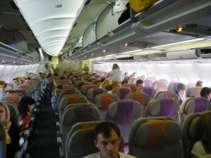 Літак Аеробус А340 великий і комфортний, якщо сайт Емірейтс нам не бреше, то даний тип ПС бере на борт в трикласній компоновці 267 пасажирів