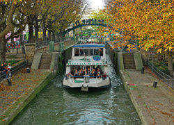 Канал Сен-Мартен   , Будівництво якого завершилося в 1825 році, був прокладений таким чином, щоб   річковий транспорт   міг пройти максимально коротким шляхом в порівнянні із західною петлею, яку робить річка Сена навколо Парижа