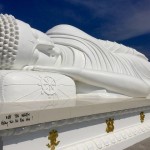 Що лежить Будда знаходиться на священній горі Таку на висоті шістсот дев'яносто чотири метри над рівнем моря