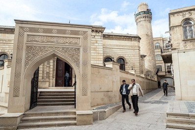 На території старого Баку розташовані різні монументальні споруди стародавнього і середньовічного періоду, але серед них можна відзначити окрему групу пам'яток, представлену мечетями і медресе