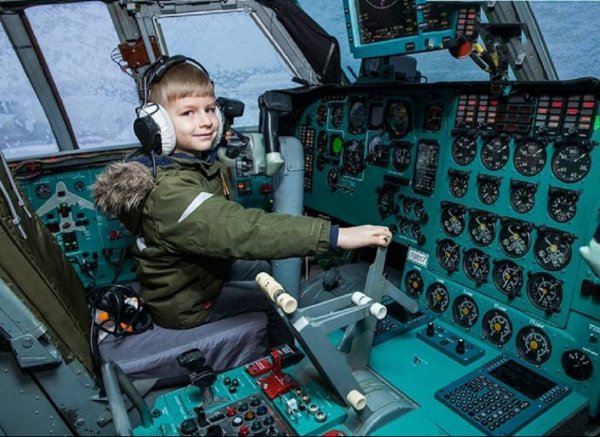 Дитина хотів керувати справжнім літаком або просто потримати в руках штурвал і навіть написав про своє бажання Дідові Морозу