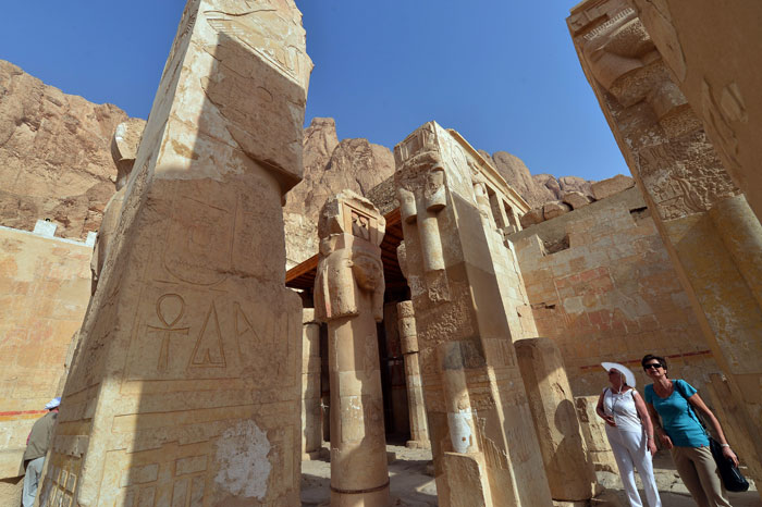 Туристи відвідують храм Хатшепсут, Луксор, Єгипет
