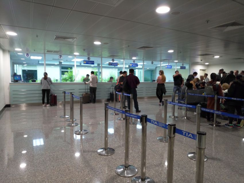 Після прильоту в аеропорт В'єтнаму необхідно підійти до вікна з написом Landing Visa, розташованому перед стійками проходження паспортного контролю