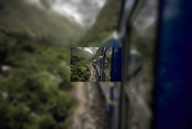 Це, мабуть, самий короткий з подібних залізничних маршрутів -   подорож в один кінець   займає всього три з половиною години, зате проходить на належній висоті: з давньої столиці інків Куско (3,5 км над рівнем моря) ви потрапляєте в легендарний загублене місто Мачу-Пікчу (2,43 км)