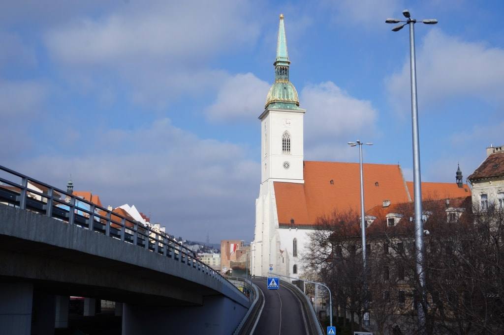 Прямо поруч з мостом знаходиться старе місто, Братиславський замок і собор святого Мартіна