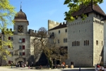 Lenzburg   - один з найбільш вражаючих   швейцарських замків   з цікавою і живою музейною експозицією