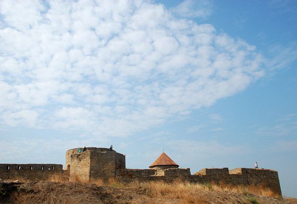 Втім, будували фортецю не один рік, і руку до її зведення доклали як генуезці, так і молдавські князі