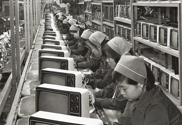 Історія технологічної компанії Samsung починається з випуску в 1970 році маленького чорно-білого телевізора