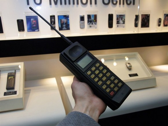Samsung SH-100 - перший мобільний телефон компанії