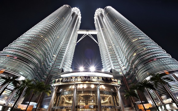 Petronas Twin Towers - вежі-близнюки Петронас - є символом малайзійської столиці