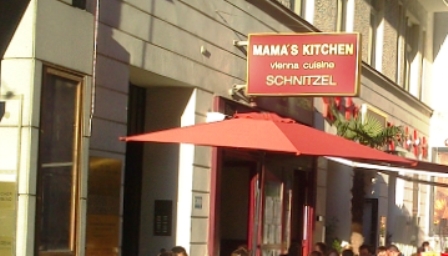 Недорого пообідати можна в одному з невеликих затишних кафе, поруч з оперою Mama's Kitchen (Krugerstrasse, 5)