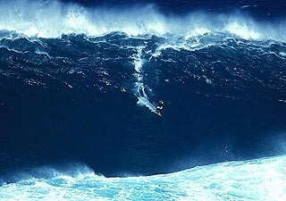 Тау-серфінгом називають серфінг на гігантських хвилях, де для подолання смуги прибою в якості буксировщика використовується водний мотоцикл
