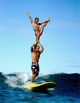 *****   Серф-тандем (surf tandem)    Катання на серфінгу в тандемі (в парі) зародилося в 20-і роки на острові Вайкікі (Waikiki)