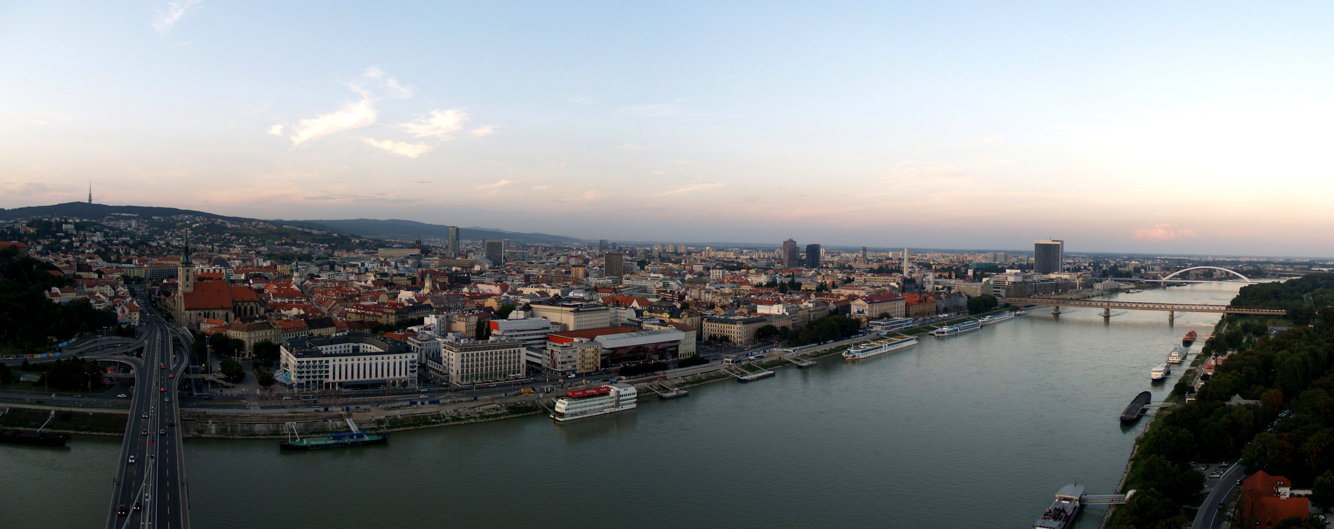 Та й сам по собі це місто дуже маленький - тут живе всього півмільйона людей, тому Братислава ідеально підійде для спокійного, але культурно насиченого відпочинку на пару днів