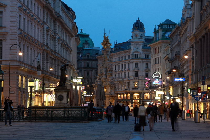 Ще раз проходимся по самому центру Відня, все, що ми бачили вдень перетворилося і змінилося