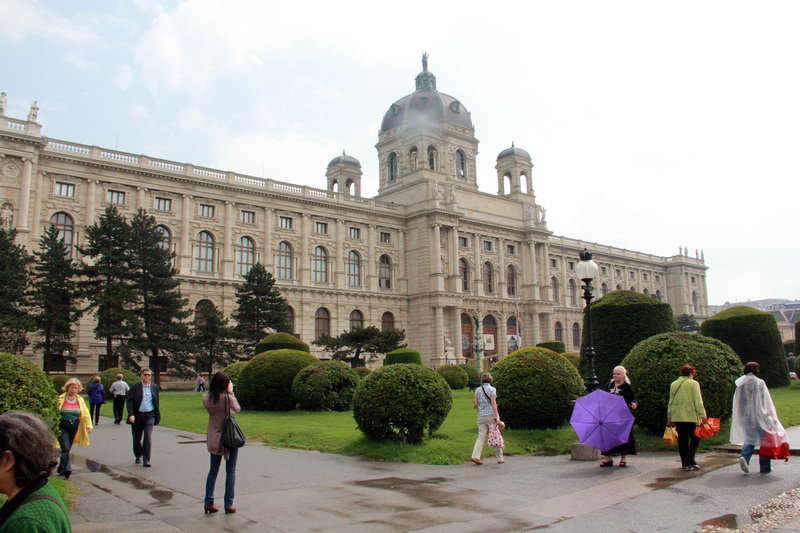 Через зелену площу між двома майже ідентичними будівлями, але такими різними за змістом: музей природознавства і музей історії мистецтв виходимо до музейного кварталу Відня